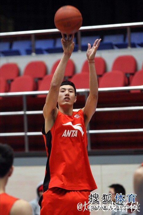 翟晓川全场出战18分钟,投篮3中1得到4分6篮板 翟晓川全场出战18分钟,投篮3中1得到4分6篮板